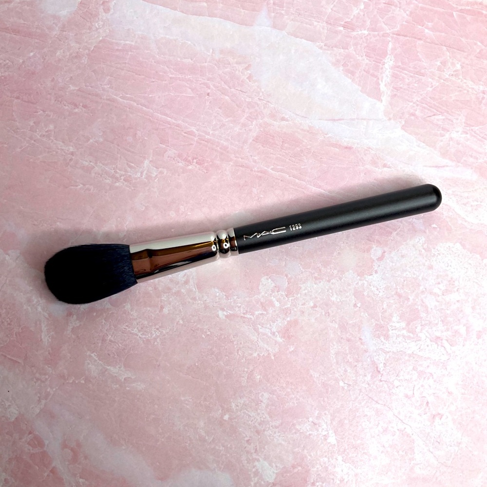 NWT MAC 129S Synthetic Powder/Blush Brush